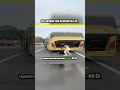 Este autobús tiene un motor en la parte trasera. #shortvideo
