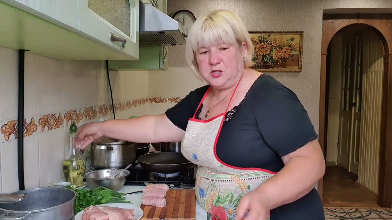 Готовила обед. Очень вкусные крученики в подливе