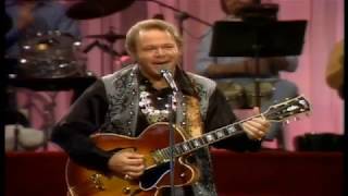 Roy Clark - Rollin My Sweet Baby&#39;s Arms/Live At The Tennessee State Prison 1977