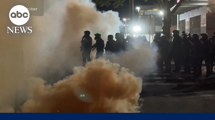 Violent immigration crackdown clashes in Chicago thumbnail