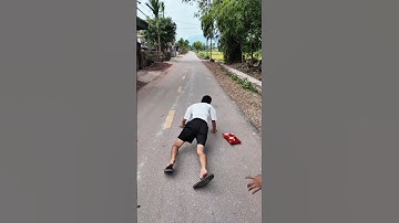 Cướp đồ ăn của cô gái nóng tính - Steal food from hot-tempered girl #shorts