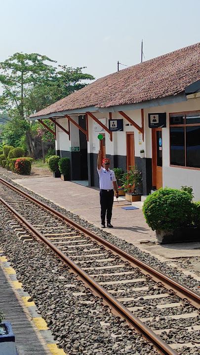 Semboyan 40-41-35 Keberangkatan Kereta Api dari Stasiun #keretaapi #semboyan #semboyan35 #stasiun
