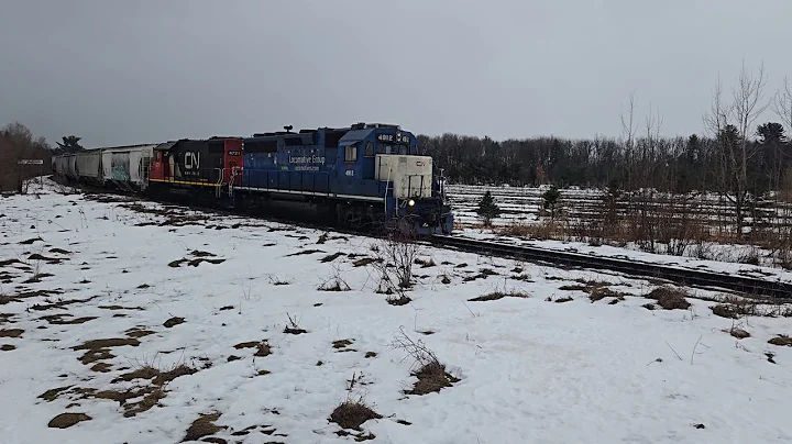 CN L587-21 north with horn salute 2025-12-19