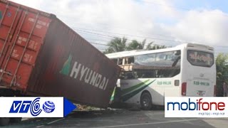 Xe container đâm xe giường nằm, nhiều người bị thương | VTC