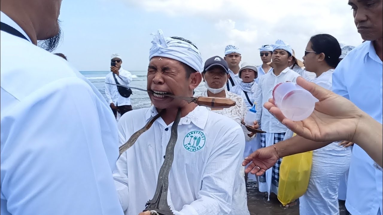 Upacara Melasti di Pantai Petitenget 2023