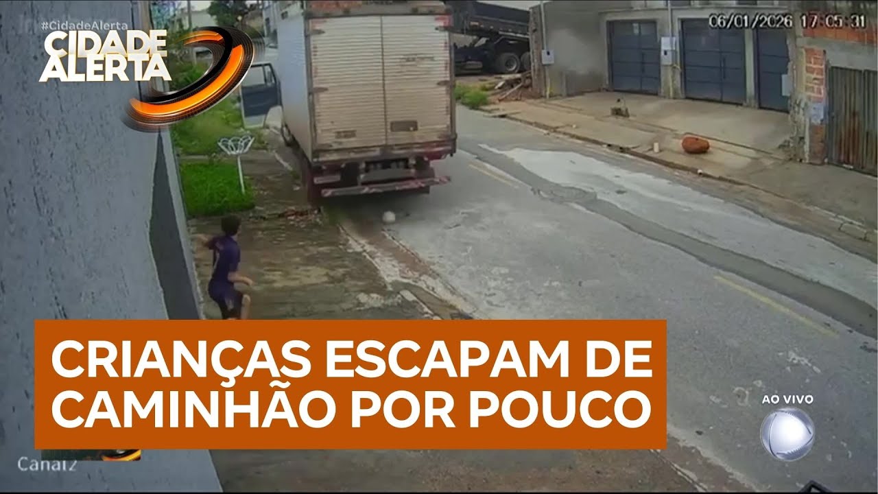 Caminhão desgovernado desce a rua de ré e quase atinge crianças que brincavam