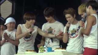 [2012.12.08][HD]SHINEE World Concert 2 Singapore - Birthday Prank!Poor Minho & Onew!
