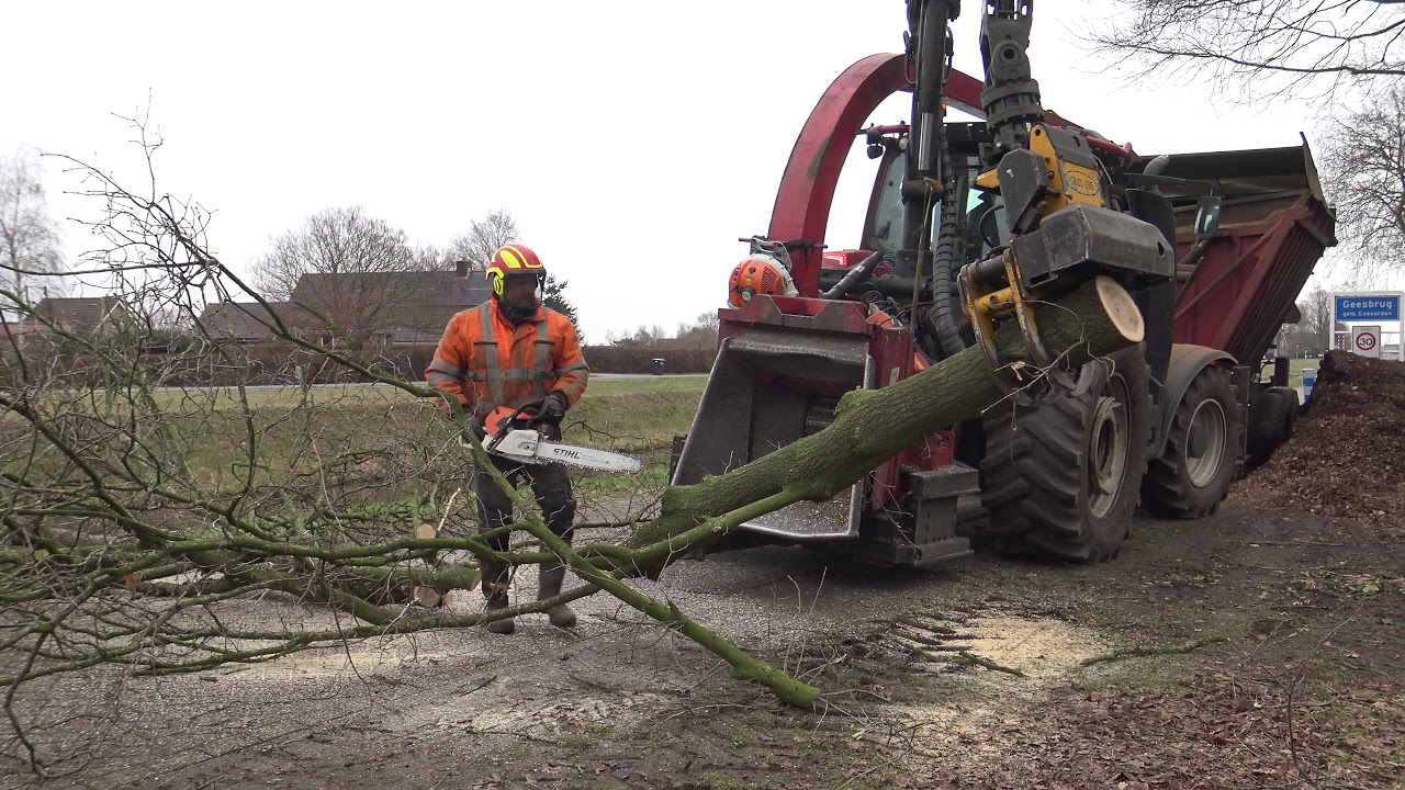 BOOM KAPPEN EN VERSNIPPEREN MET EEN VALTRA T 234 EN EEN VLTRA VALMET 805 C