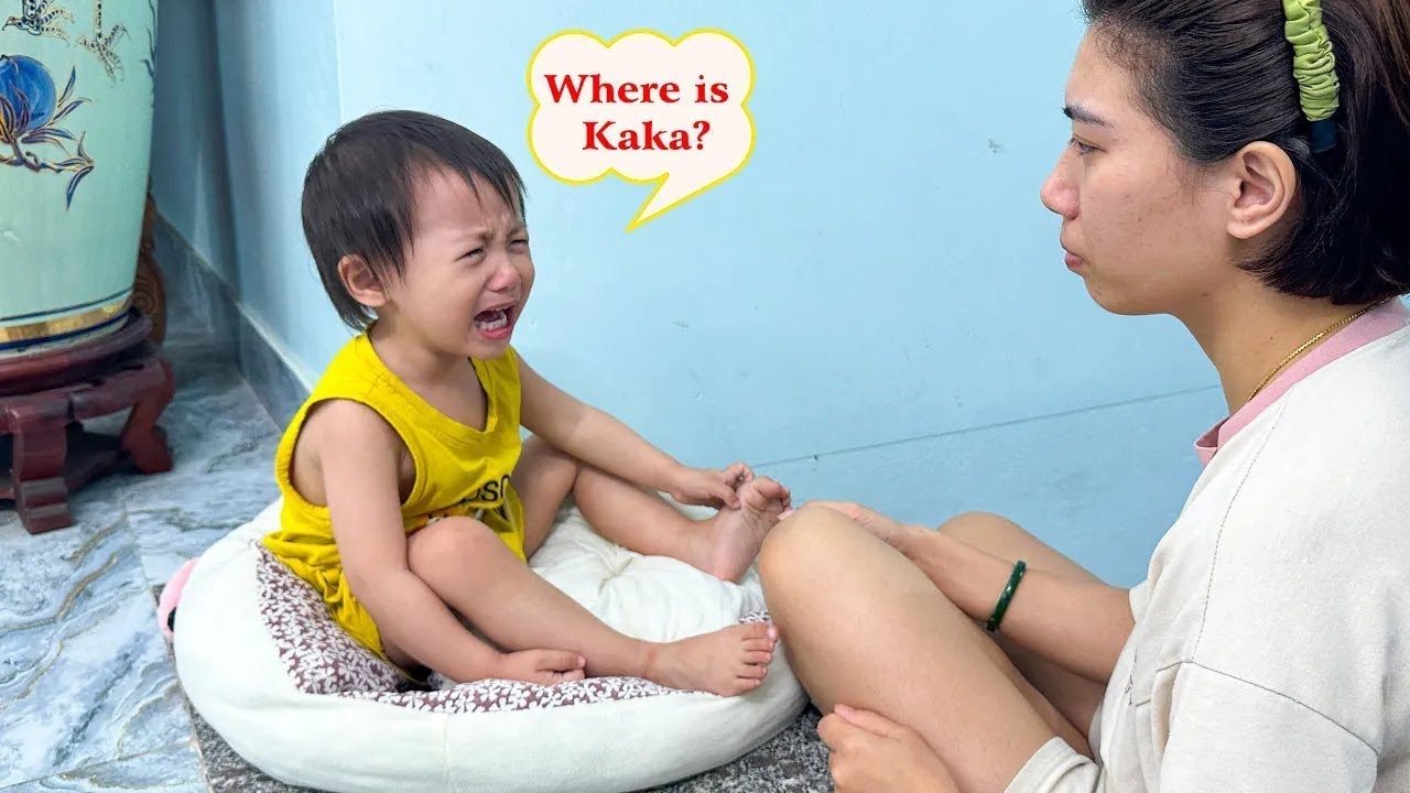 Diem sat on the stairs crying sadly because she couldn't see Monkey Kaka.