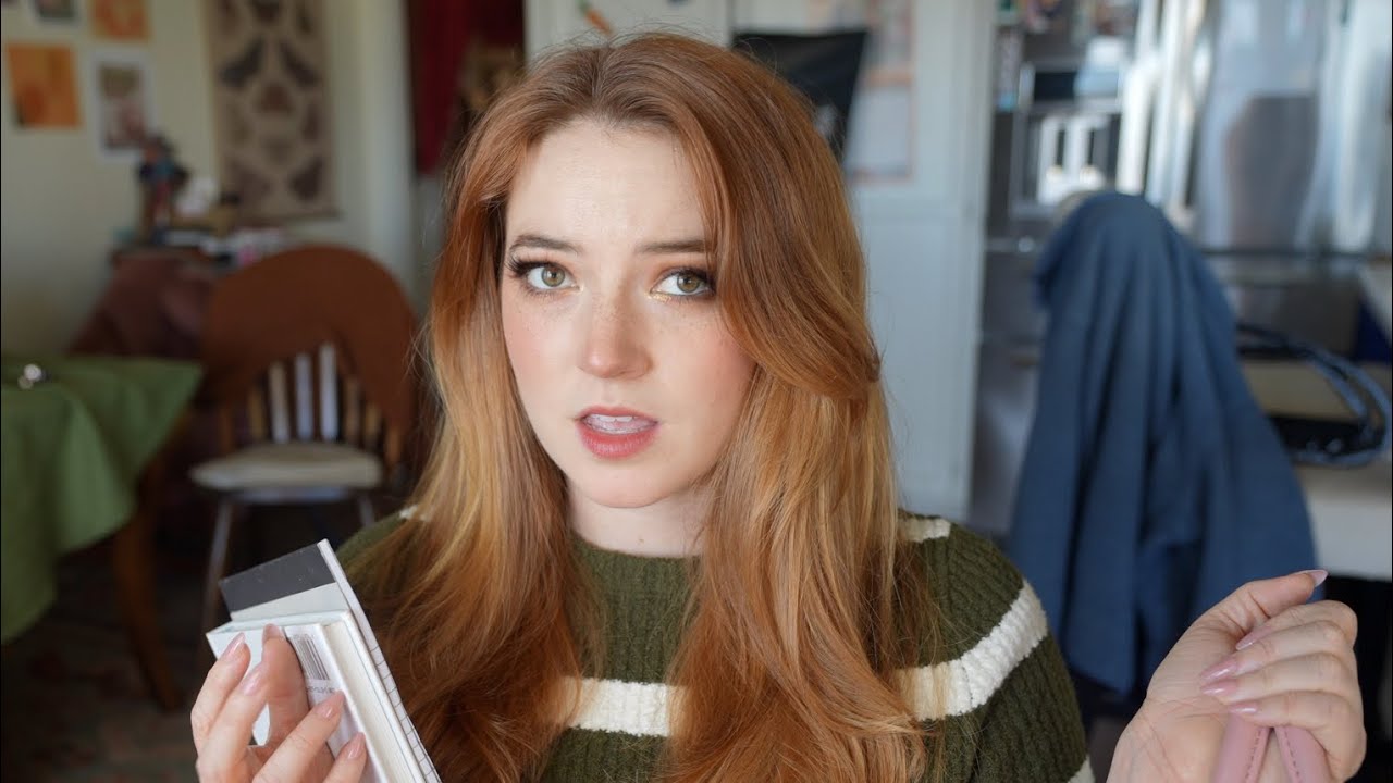 Популярная девушка «помогает» вам учиться и играет с вашими волосами (ASMR)