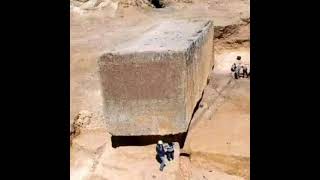 الهرم الاكبر مكون من مليون و٣٠٠الف حجر من هذا الحجم بونيت منذ 4000 عام لا تنسي ان تزور قناتنا