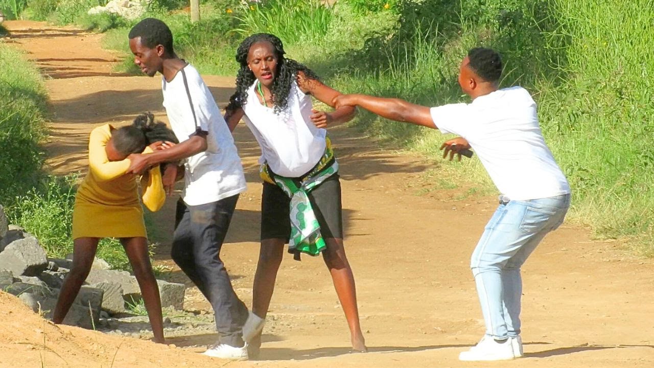 The world is officially Ending😱 IMAGINE a Mother & Daughter Sharing the same D!C 🔥😳🔥