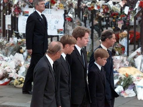 На эти кадры обратили внимание только сейчас: Какой жест королева сделала на прощании с Дианой