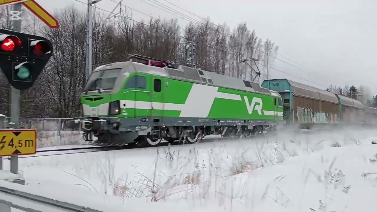 Sr3 3342 T3642 ohittaa nummelan kuoppanummen Tasoristeyksen. 