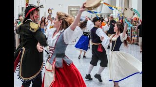 Turisti ballano la tarantella napoletana alla Stazione Marittima di Napoli Resimi