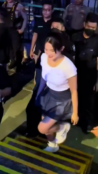 Detik-detik Bella Bonita Naik Panggung Konser Denny Caknan Di Balikpapan