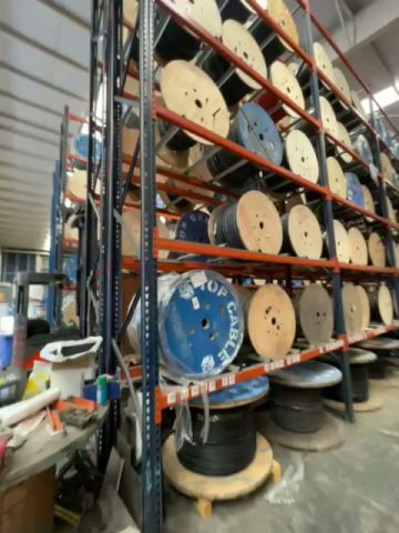 Bobinas almacenadas en un rack industrial de Master Rack