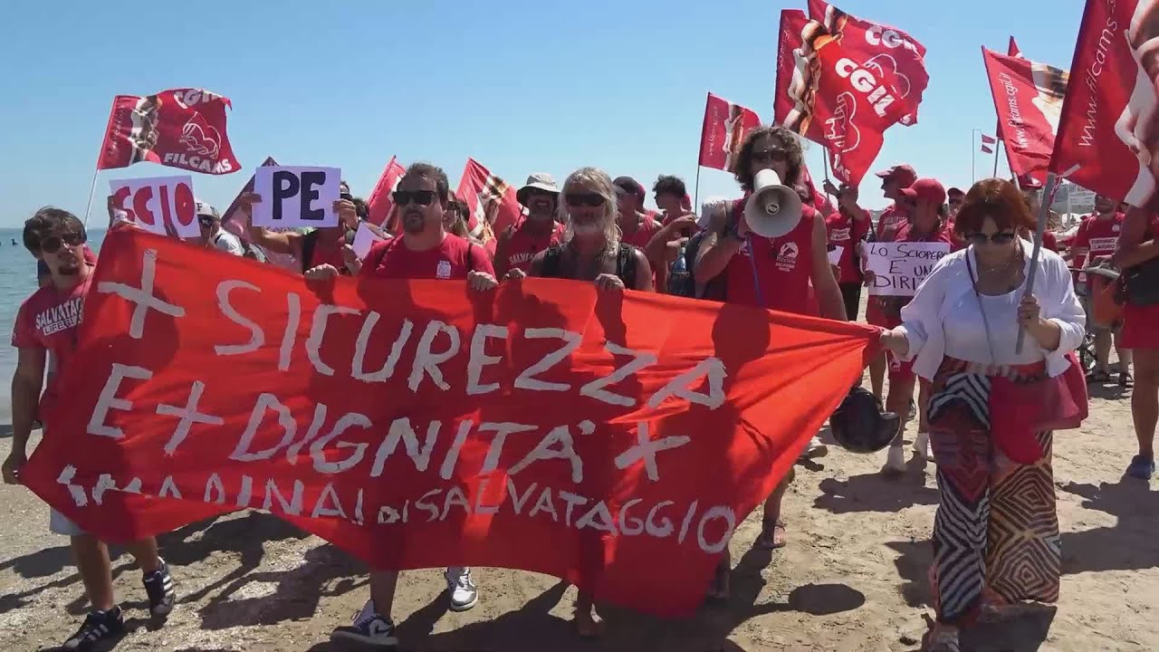 I bagnini di salvataggio in corteo per chiedere maggiore sicurezza