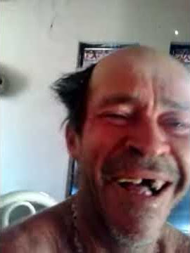 Meu fi quer cachaça? — Mim dê papai.