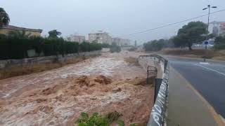Чудовищный ливень затопил улицы города Беникасим, провинции Кастельон. Наводнение в Испании