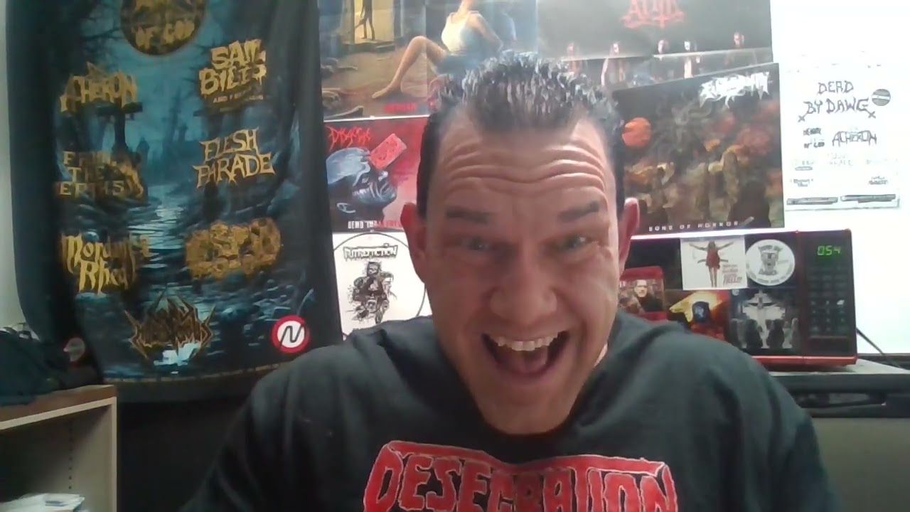 В этой черной форме Dawgmain порвались бретельки бюстгальтера и юбки задрались еще сильнее.