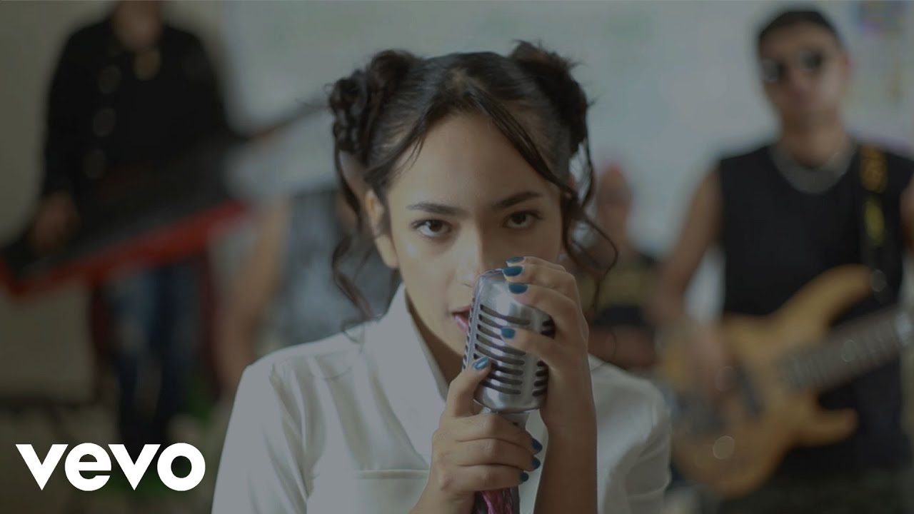 Perro Callejero - Con Tan Pocos Años ft. Polet Arias [Video Oficial]