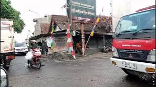 Menyusuri Jalan Pinggiran Kota Sehabis Hujan