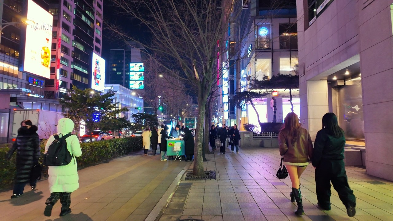 Пешеходная экскурсия по Сеулу | Вечерняя прогулка по рынку Манвон и улице Хондэ | 4K