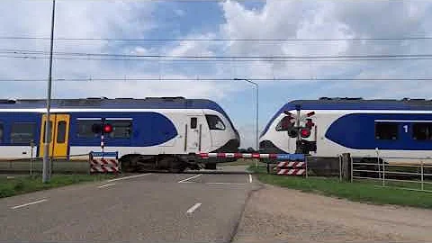 Spoorwegovergang Niftrik NL @ Dutch Railroad Crossing / Maasbandijk.