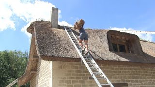 Entrez dans le quotidien d'un artisan chaumier normand