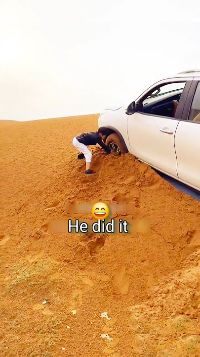 his toyota fortuner stuck in desert sand during offroading. he bring it out of sand. Toyota hilux.