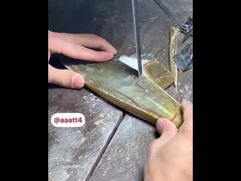 صناعة مشط من العاج بمنتهى الإتقان