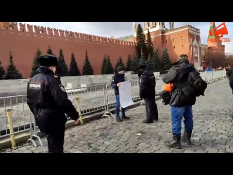 ⚡️В Москве на Красной площади задержали пикетирующего с пустым плакатом