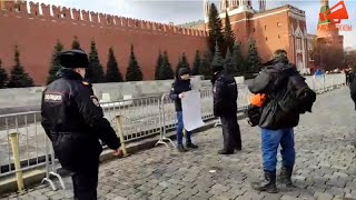 ⚡️В Москве на Красной площади задержали пикетирующего с пустым плакатом