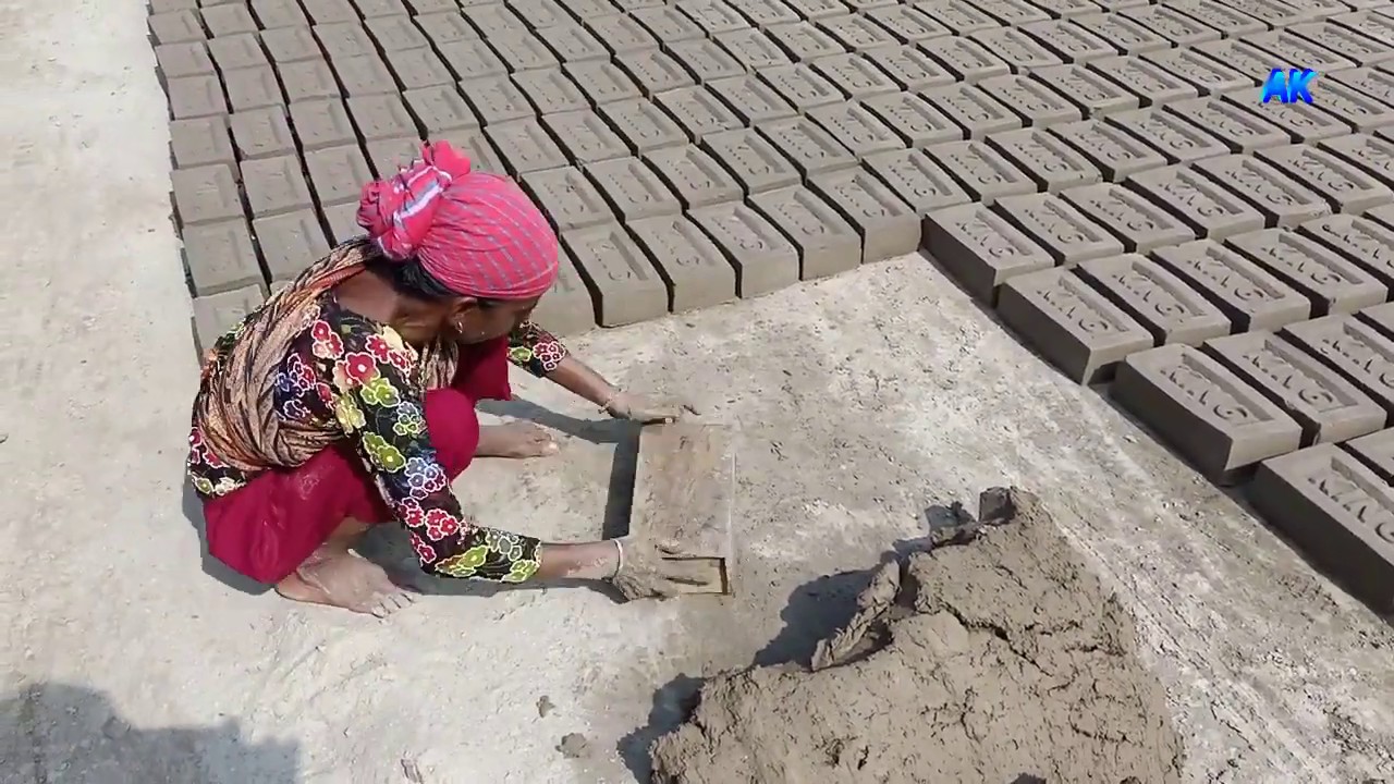 WOMEN MAKING MANUAL CLAY BRICKS BY OUTMODED/PRIMITIVE SYSTEM(PART-14 ...