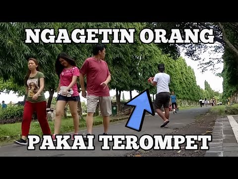 gokil!!!-ngagetin-orang-dengan-terompet-spesial-tahun-baru-[prank-indonesia]