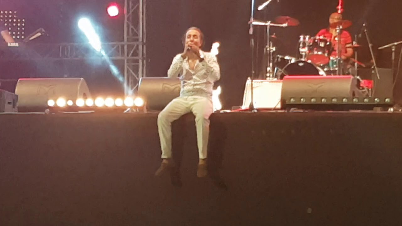 سعيد مسكر اتلاح من المنصة  بغى اقرب من الجمهور في مهرجان فاس