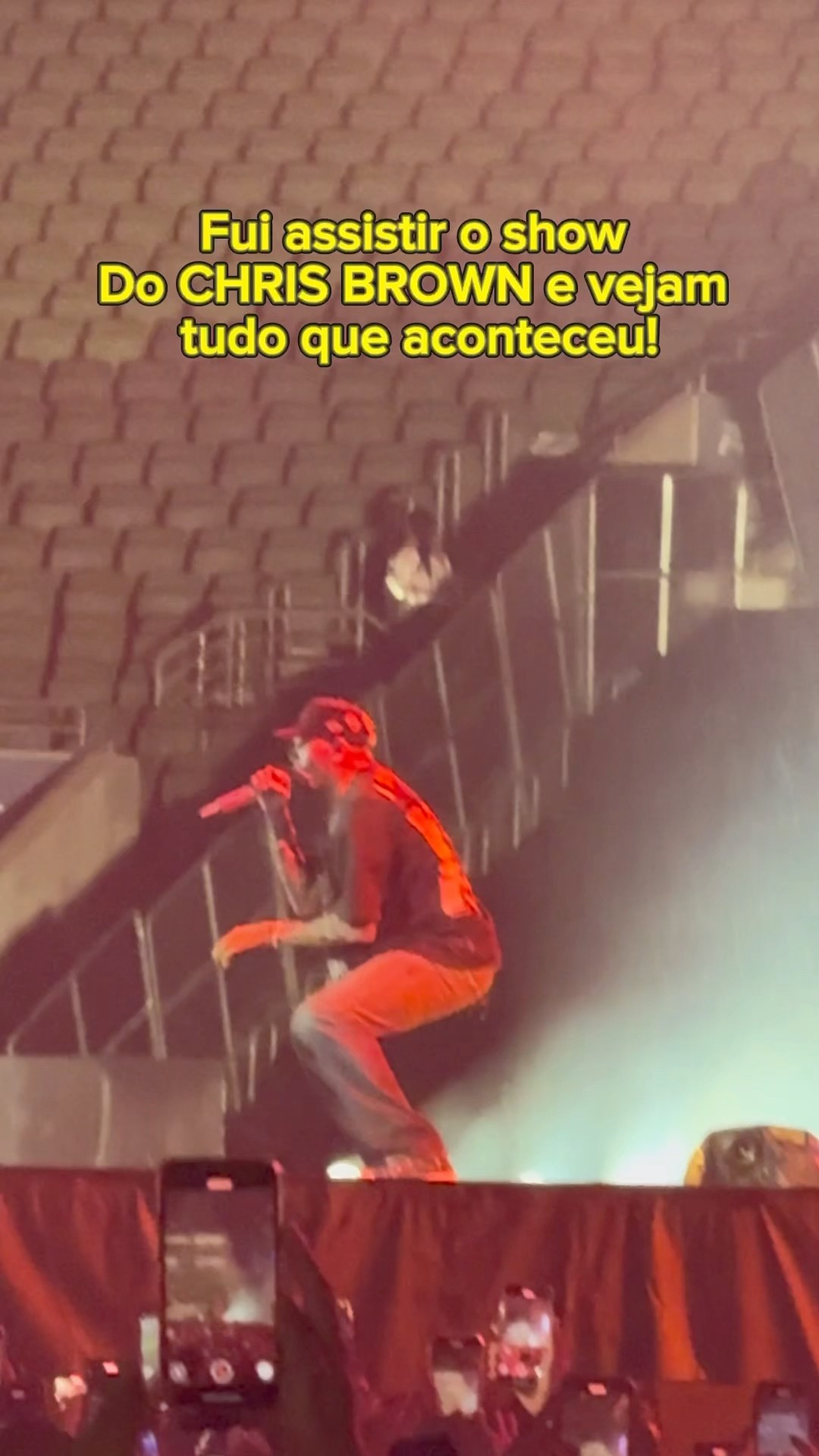 Quem quer ver mais? COMENTA “QUERO MAIS”. #chrisbrown #show #apollosant #short #shorts