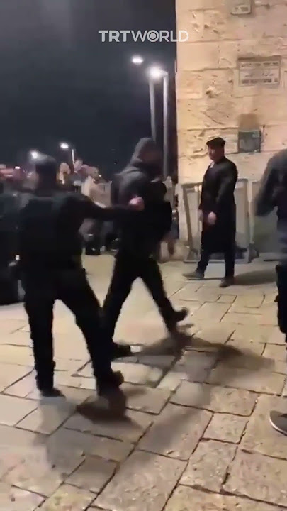 Israeli settlers assault Palestinian worshippers returning from al-Aqsa