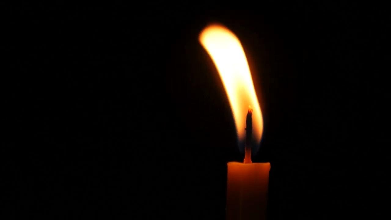 Горящая свеча. Горящие свечи памяти. Церковная свечка на черном фоне. Траурная свеча. Футаж свеча памяти.