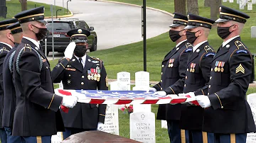 ¿Todos los veteranos reciben un funeral militar?