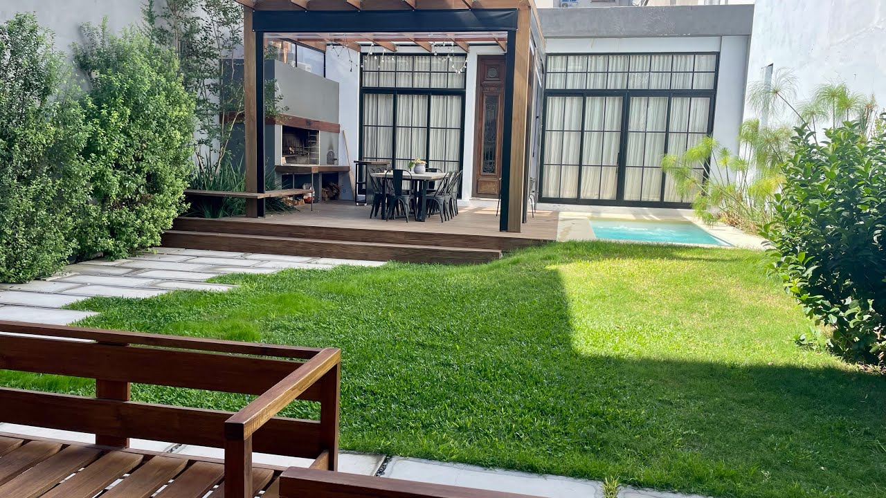 Venta casa 3 dormitorios y servicio, fondo verde,  piscina,  2 garages, barbacoa, Punta Carretas