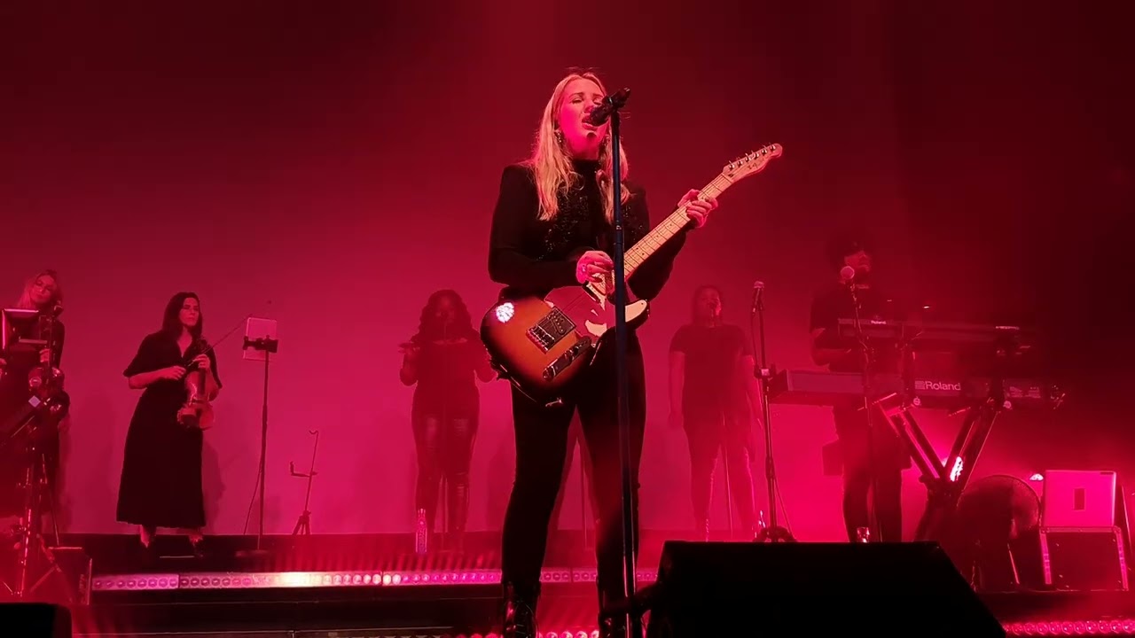 Ellie Goulding - 'Powerful' Live (Brightest Blue Tour)