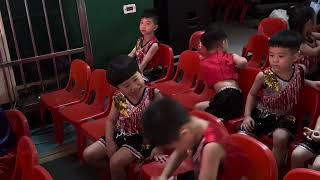 在開南大學舉辦的瑞恩帝兒畢業典禮，上台表演歌舞唱跳，歡送畢業生