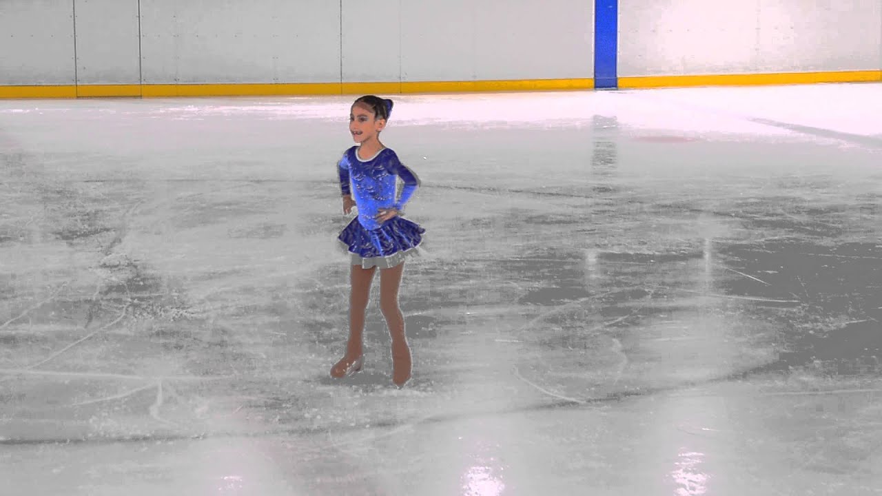 Una niña entrenando su patinaje artístico sobre hielo en la pista pública,  Grabaciones de stock Incluyendo: niña y hembra - Envato Elements