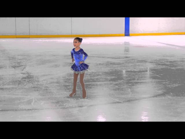 Esta niña de 3 años pisa el hielo y conquista al público con su número de patinaje  artístico