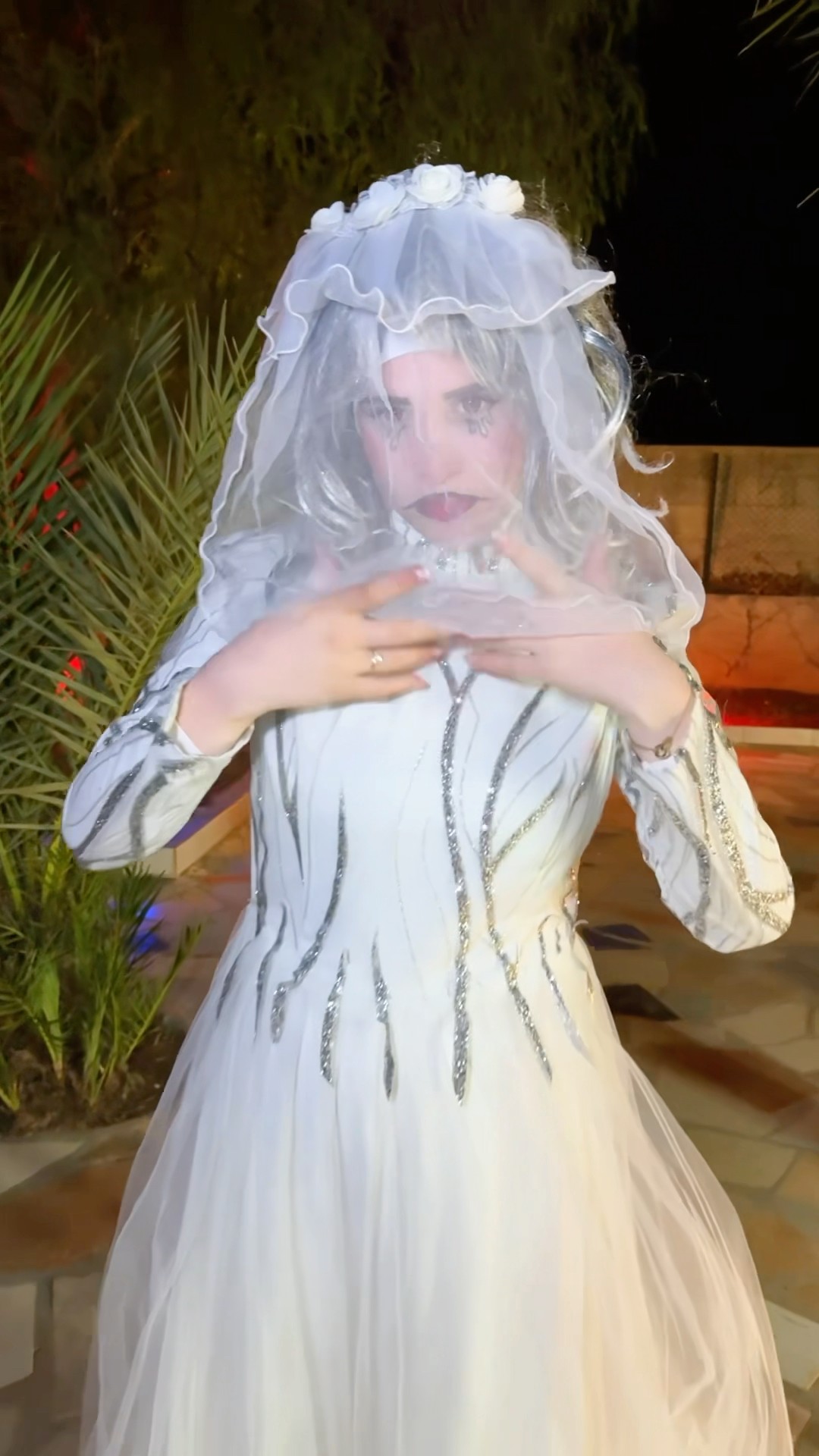 جوزي خلاني البس متل العروس بعيد الهالوين:?