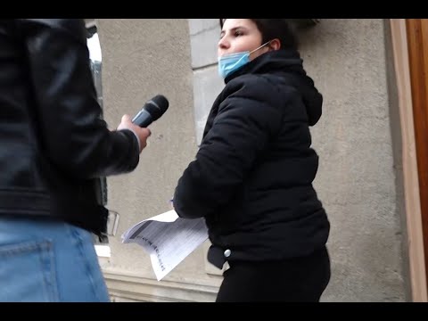 ამომრჩეველთა სიები მეორე უბანთან - აგიტატორები მოქალაქეებს აღრიცხავენ