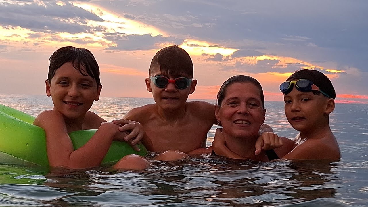 Afundando a Mamãe na Praia Deserta / Brincando no Mar com Mamãe 