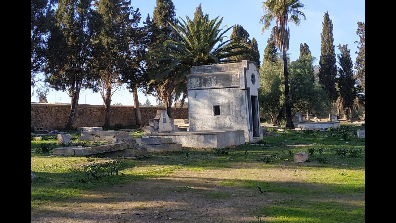 خطير..تخريب المقبرة المسيحية ونبش قبورها ولا من يحرك ساكنا